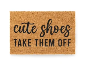 Kokos Fußmatte mit 'Cute Shoes Take Them Off' Aufdruck auf weißem Hintergrund