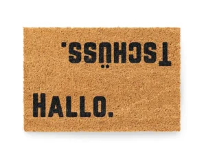 Kokos Fußmatte mit 'Hallo, Tschüss' Aufdruck auf weißem Hintergrund