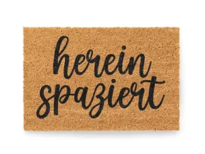 Kokos Fußmatte mit 'Hereinspaziert' auf weißem Hintergrund