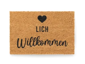 Kokos Fußmatte mit einem Herz und 'Herzlich Willkommen' auf weißem Hintergrund