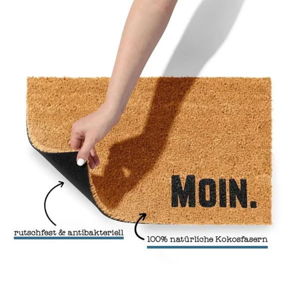 Detailansicht der Kokos Fußmatte mit 'Moin', Hinweis auf Rutschfestigkeit und 100% natürliche Kokosfasern