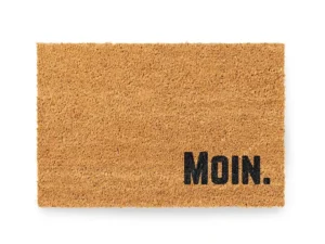Kokos Fußmatte mit 'Moin' Aufdruck auf weißem Hintergrund