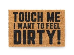 Kokos Fußmatte mit 'TOUCH ME I WANT TO FEEL DIRTY!' Aufdruck auf weißem Hintergrund