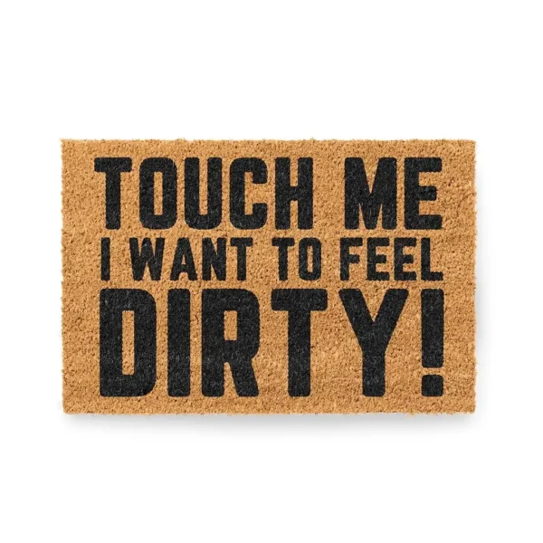 Kokos Fußmatte mit 'TOUCH ME I WANT TO FEEL DIRTY!' Aufdruck auf weißem Hintergrund