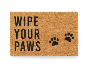 Kokos Fußmatte mit 'Wipe your Paws' und zwei Hundepfoten auf weißem Hintergrund