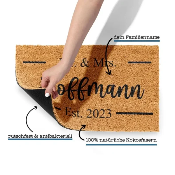 Detailansicht der personalisierten Kokos Fußmatte 'Mr and Mrs' mit Familiennamen und Heiratsjahr, Hinweis auf Rutschfestigkeit und 100% natürliche Kokosfasern