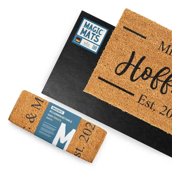 Rückseite der personalisierten Kokos Fußmatte 'Mr and Mrs' mit Familiennamen und Heiratsjahr, aus schwarzem rutschfestem Gummi, schief und eingerollt dargestellt