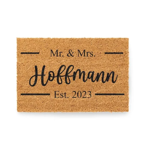 Personalisierte Kokos Fußmatte 'Mr and Mrs' mit Familiennamen und Heiratsjahr auf weißem Hintergrund, ideal als Hochzeitsgeschenk