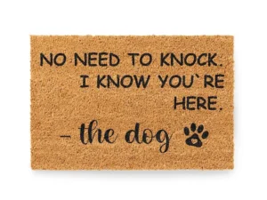Personalisierte Kokos Fußmatte mit 'No need to knock. I know you're here' und Hundenamen auf weißem Hintergrund