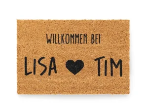 Personalisierte Kokos Fußmatte mit 'Willkommen bei' und Pärchennamen auf weißem Hintergrund