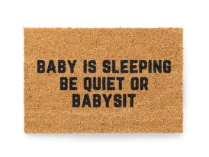 Kokos Fußmatte mit 'Baby is Sleeping Be Quiet or Babysit' auf weißem Hintergrund