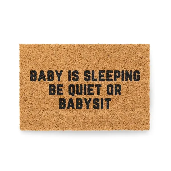 Kokos Fußmatte mit 'Baby is Sleeping Be Quiet or Babysit' auf weißem Hintergrund